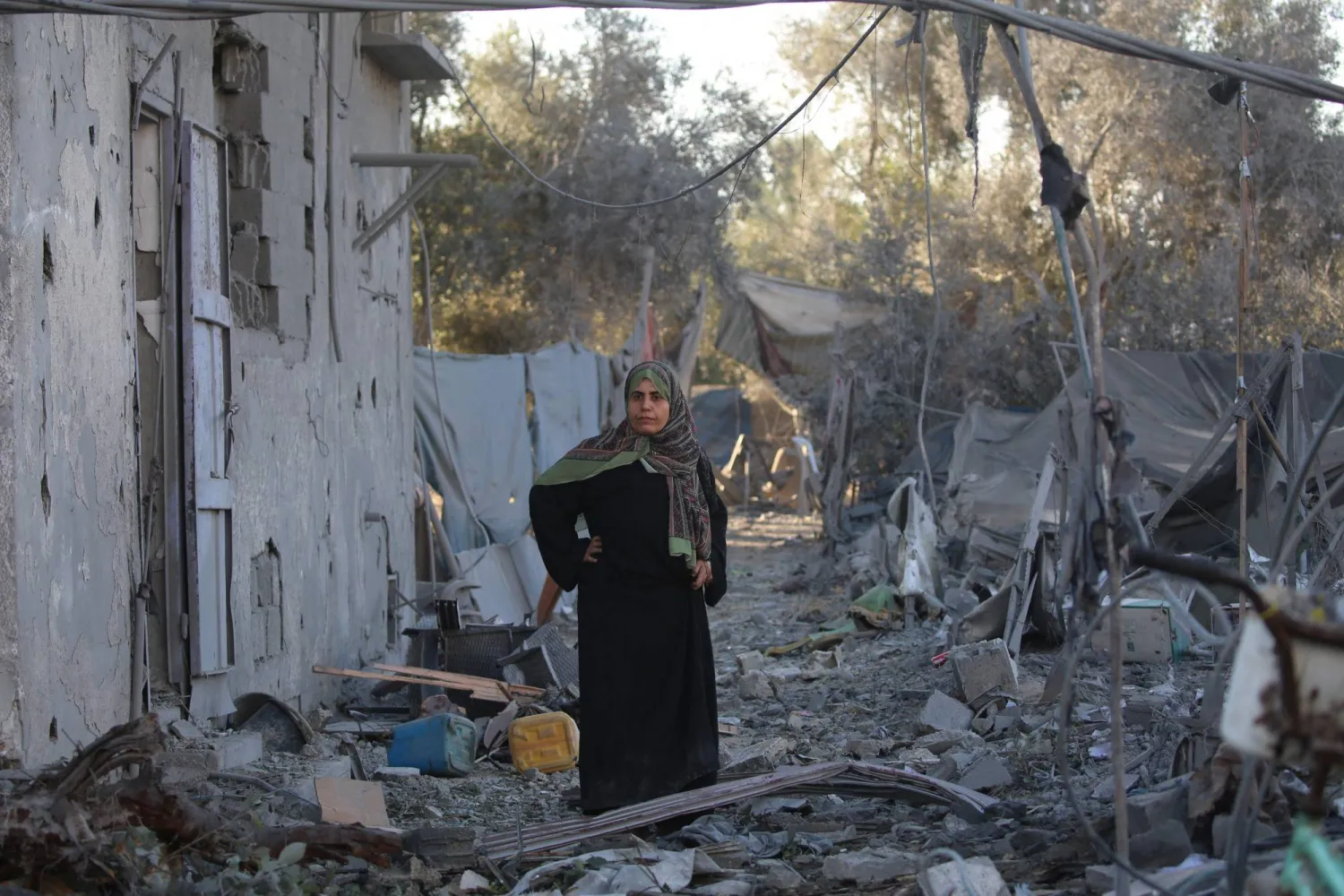 فلسطينية في مكان قصفته إسرائيل بعد تحذير سكان بإخلاء منزلهم في بلدة الزوايدة وسط قطاع غزة (أ.ف.ب)