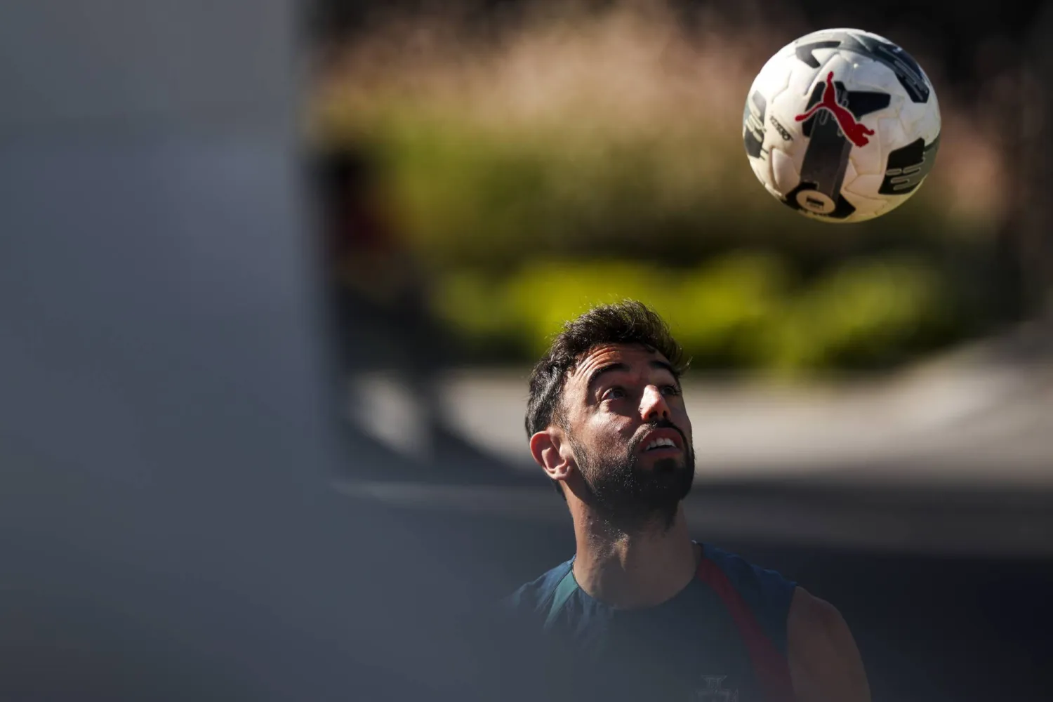 البرتغالي برونو فرنانديز لاعب مان يونايتد مرشح لجائزة أفضل لاعب بإنجلترا (إ.ب.أ)
