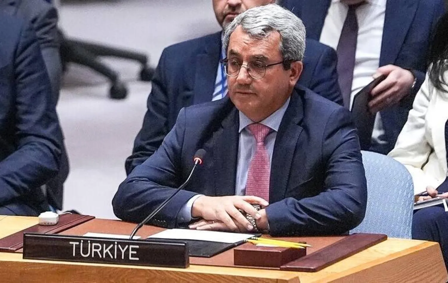 مندوب تركيا الدائم لدى الأمم المتحدة أحمد يلديز خلال جلسة مجلس الأمن لمناقشة مالف الأسلحة الكيميائية في سوريا (إعلام تركي)