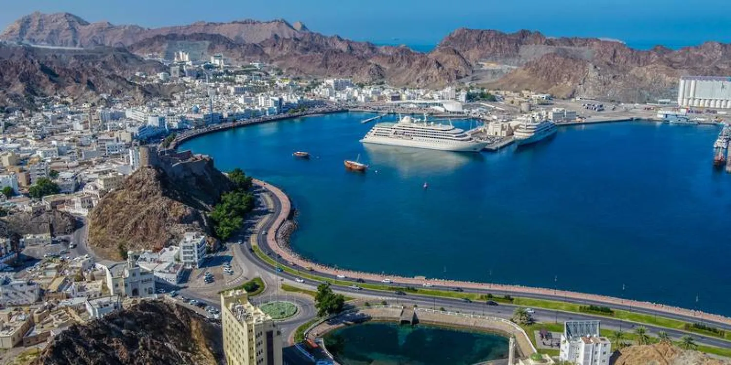 يُشكِّل «ميناء الفحل» شرياناً حيوياً للاقتصاد العماني والمنفذ الرئيسي لصادرات النفط (العمانية)