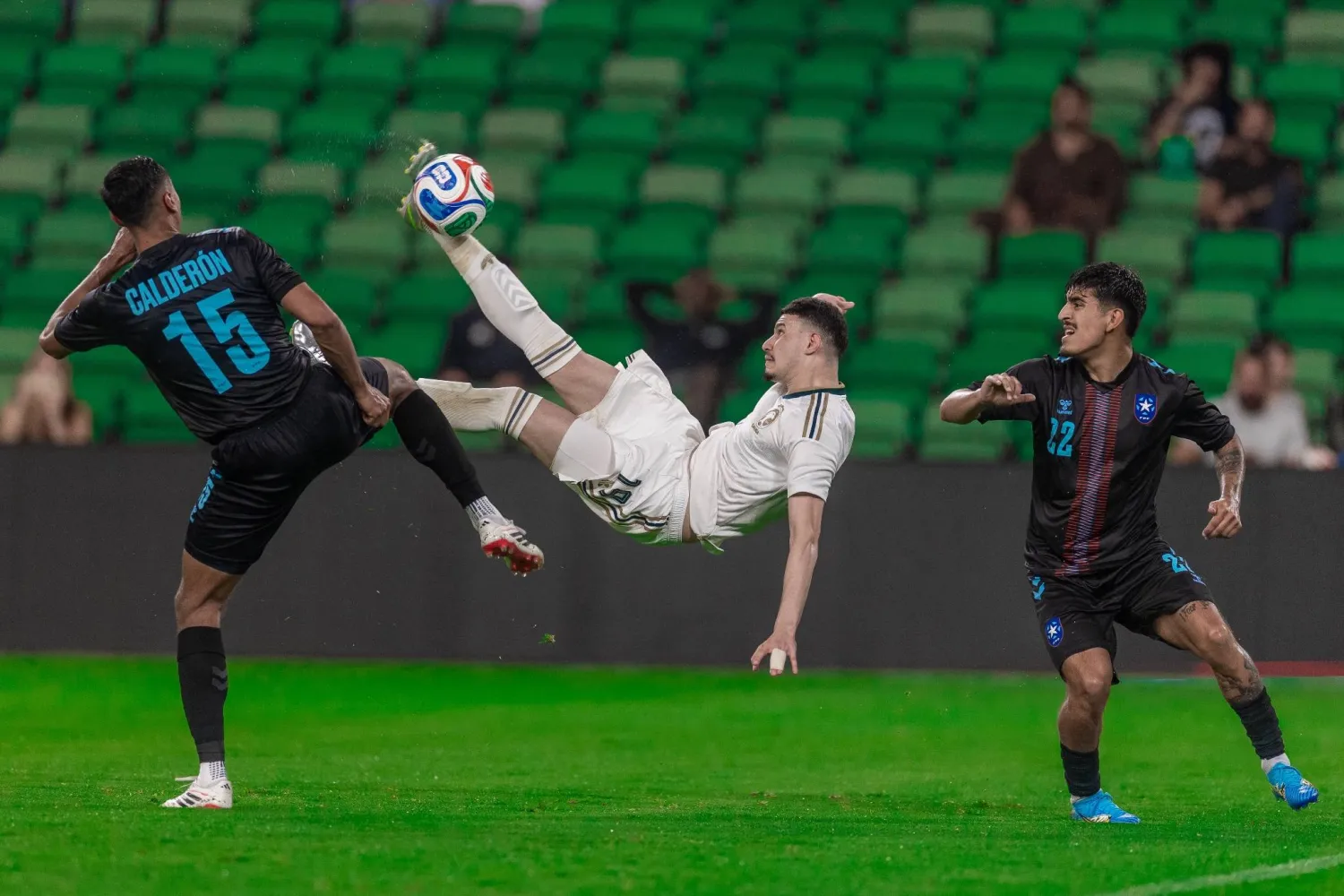 عبد الله الحمدان في كرة هوائية مميزة خلال المواجهة (المنتخب السعودي) 