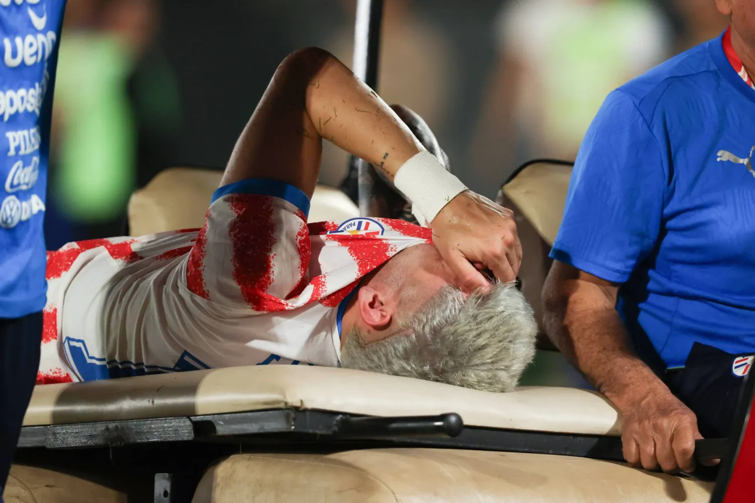 غادر لاعب الوسط الهجومي أبرز عناصر المنتخب أرض الملعب باكياً وعلى حمالة (إ.ب.أ)