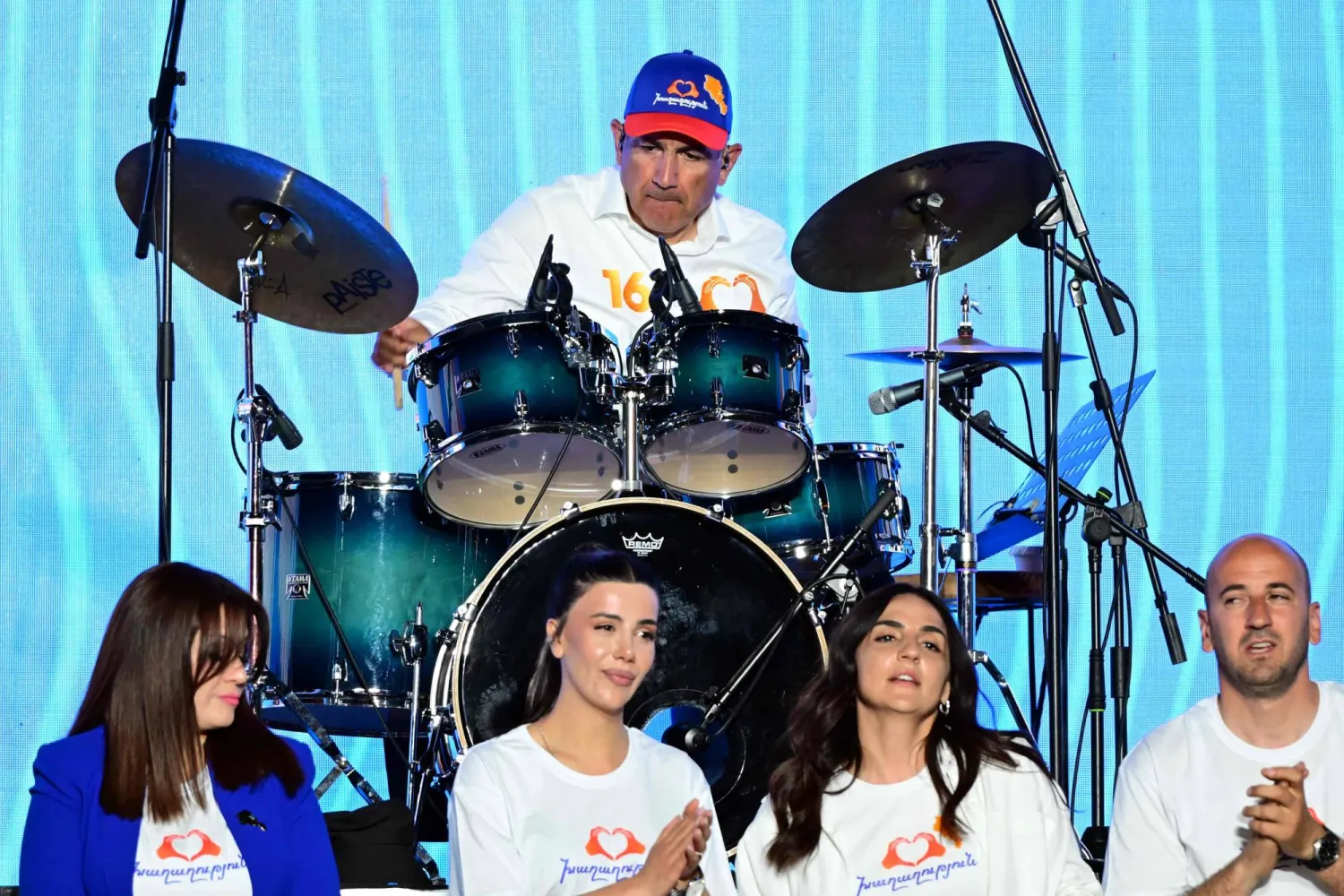 رئيس وزراء أرمينيا نيكول باشينيان يعزف على «الدرامز» خلال تجمع انتخابي لحزب «العقد المدني» في العاصمة يريفان (أ.ف.ب)