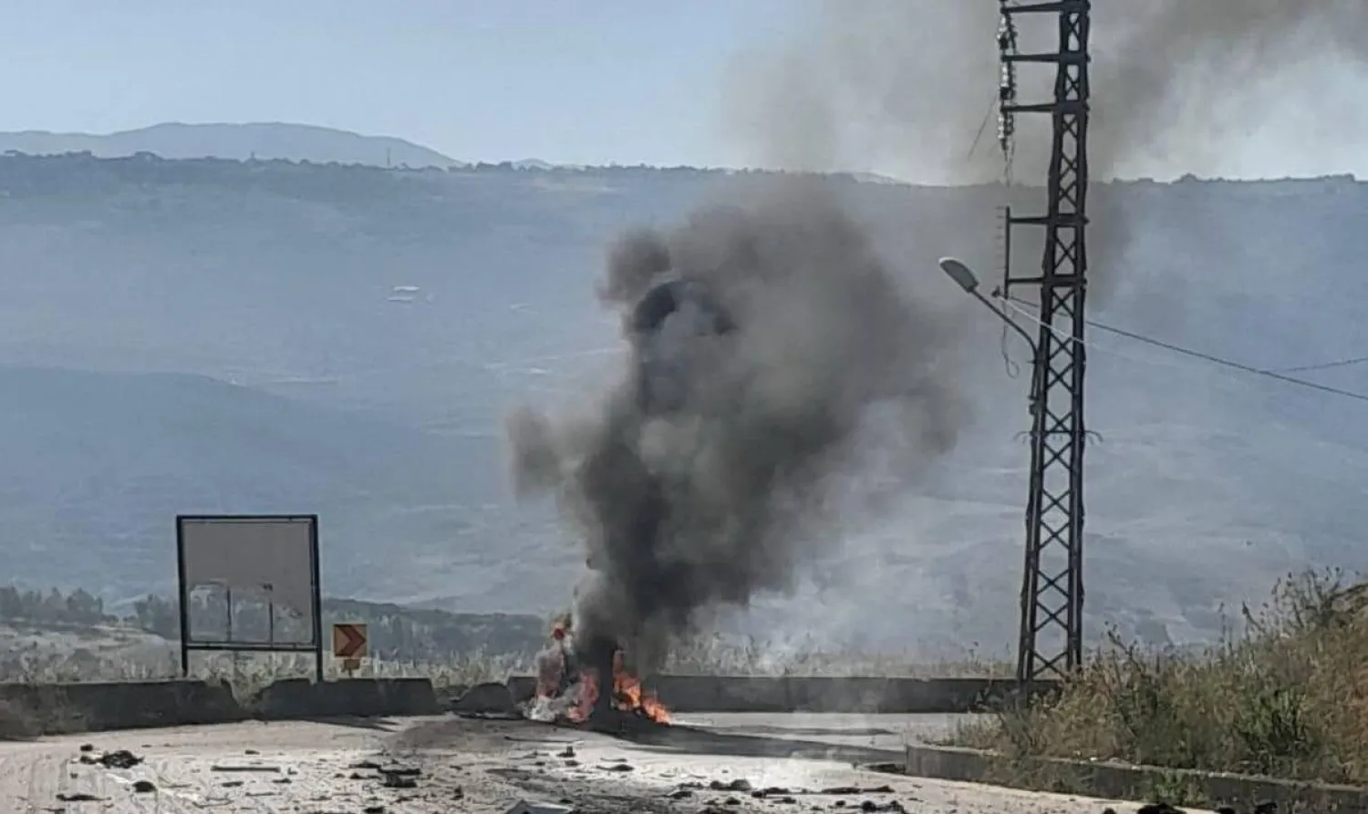 النيران تشتعل في سيارة عسكرية لبنانية تعرضت لاستهداف إسرائيلي في بلدة كفرتبنيت بجنوب لبنان (الجيش اللبناني)