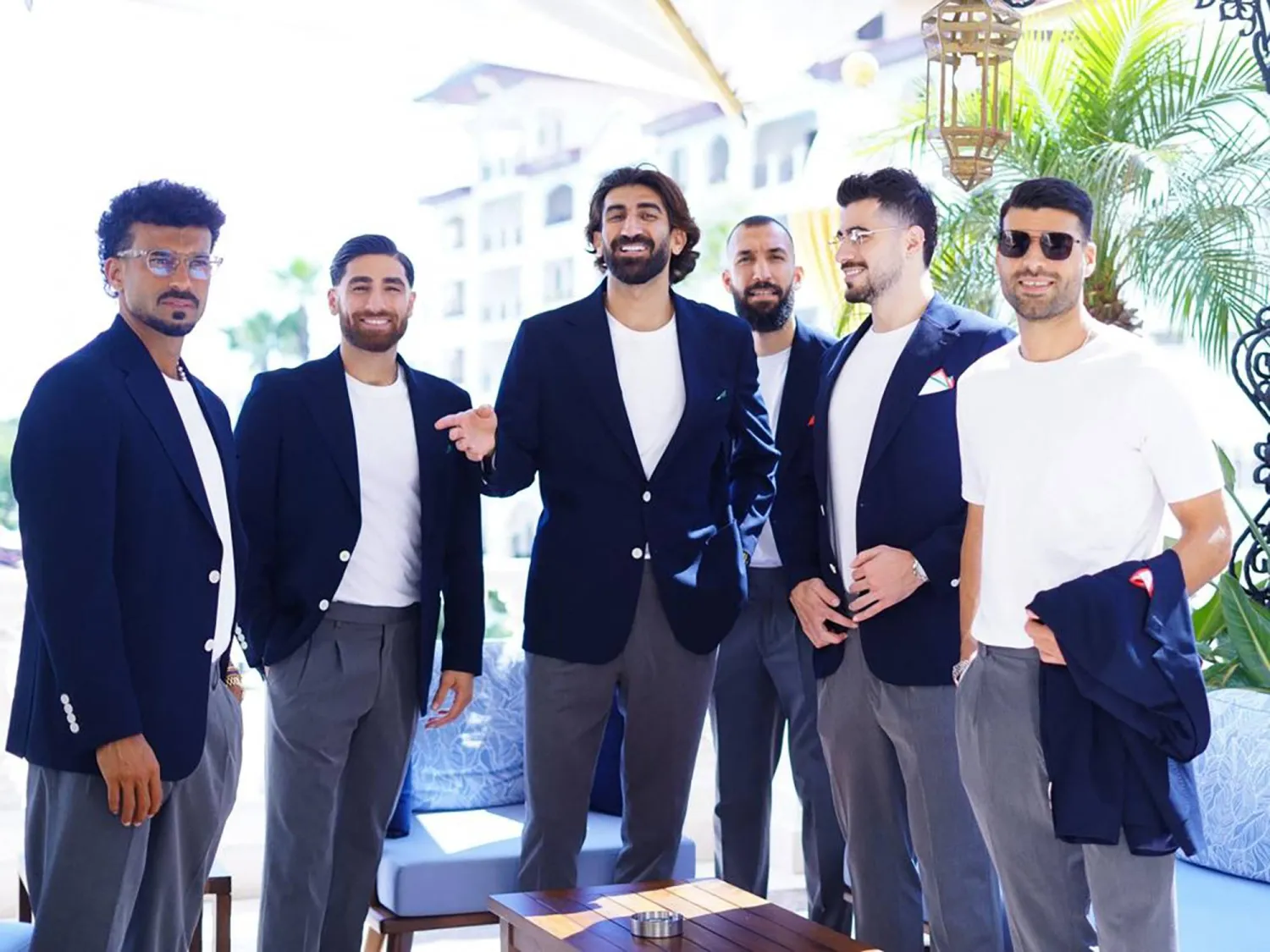 بعثة المنتخب الإيراني لدى مغادرتهم أنطاليا (أ.ف.ب)