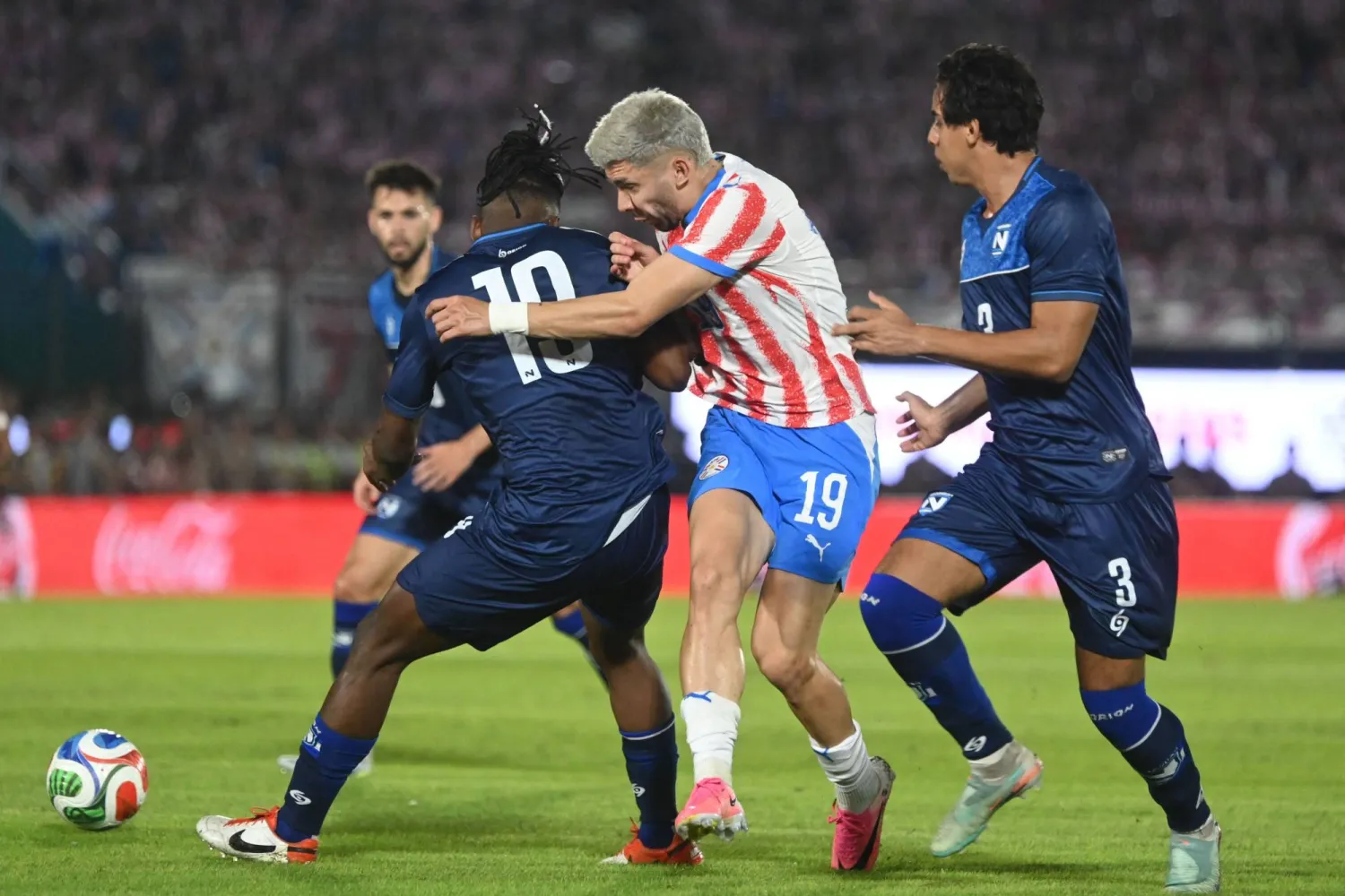 لاعب نيكاراغوا جاكوب مونتيس ولاعب باراغواي خوليو إنسيسو يتنافسان على الكرة (أ.ف.ب)