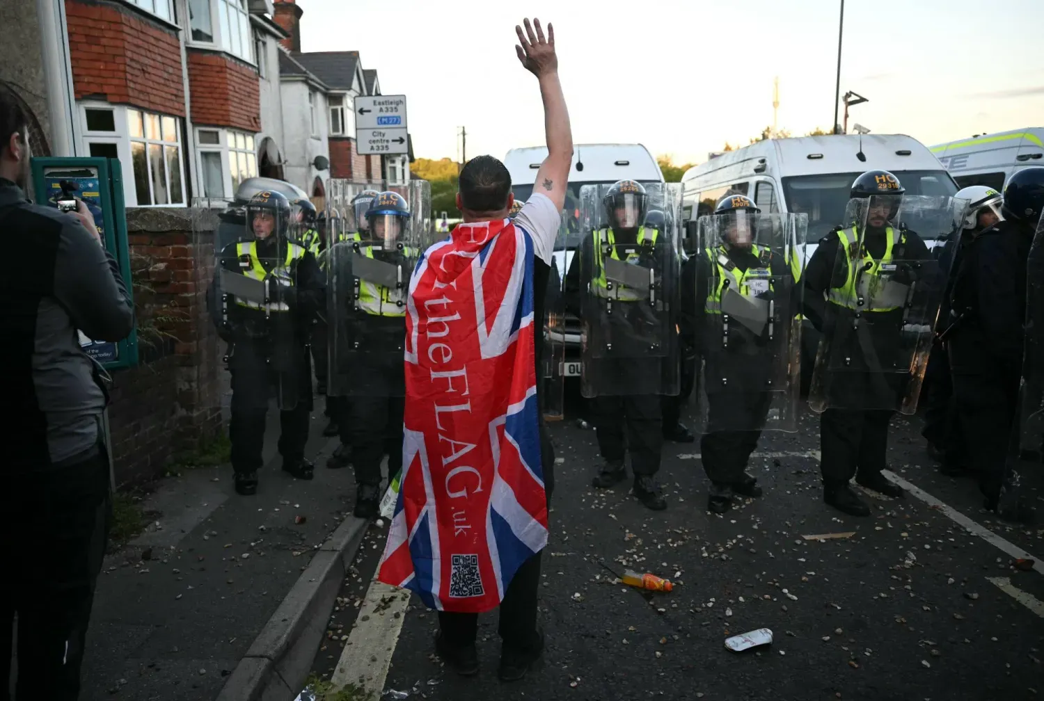 2 Haziran'da Southampton'da hayatını kaybeden İngiliz öğrenci Henry Nowak'ın gözaltına alınmasını gösteren videonun yayınlanmasının ardından düzenlenen gösteriden, (AFP)
