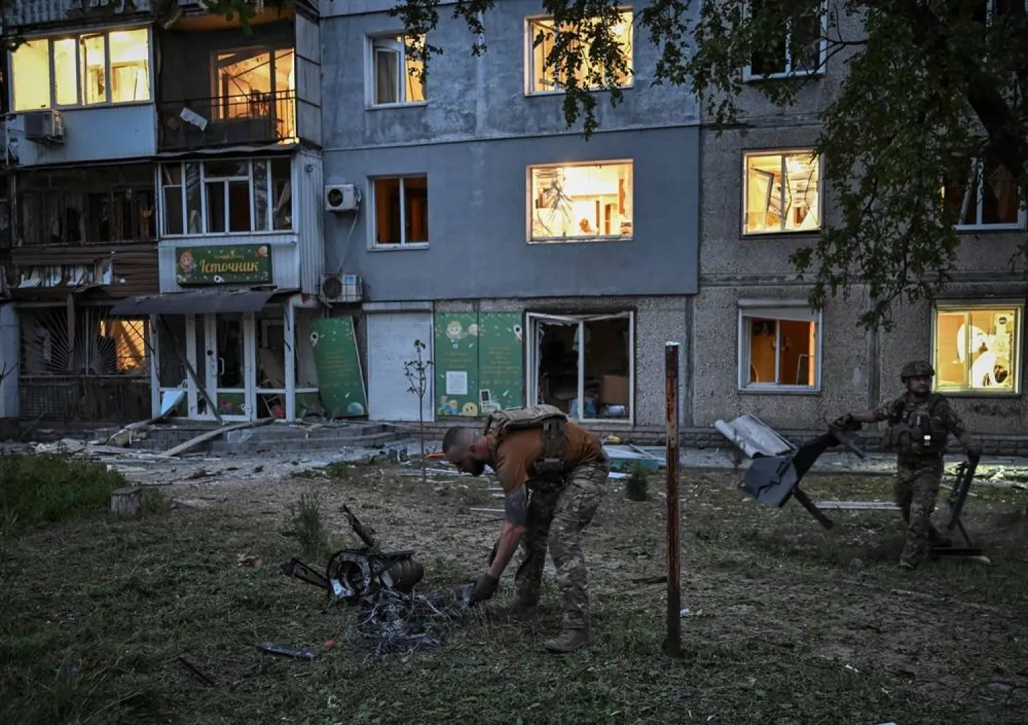  Police experts work at the site of an apartment building destroyed by a Russian drone strike, amid Russia's attack on Ukraine, in Zaporizhzhia, Ukraine June 4, 2026. (Reuters)
