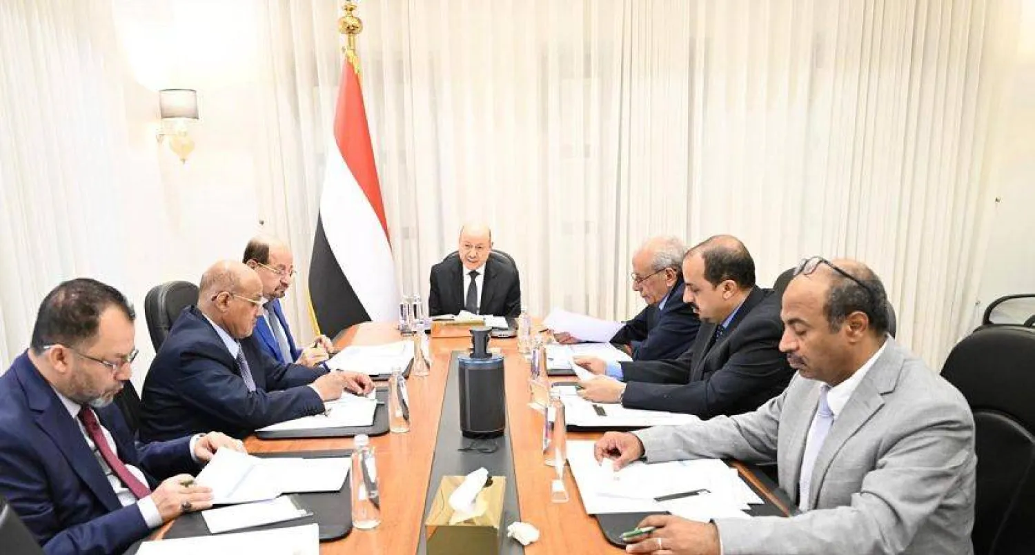 العليمي يترأس اجتماعاً حكومياً مصغراً لمتابعة تقدم الإصلاحات (سبأ)