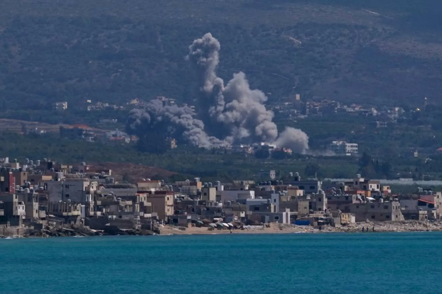  Smoke rises from an Israeli airstrike that hit Qlaileh village, as it seen from the southern port city of Tyre, Lebanon, Tuesday, June 2, 2026. (AP) 