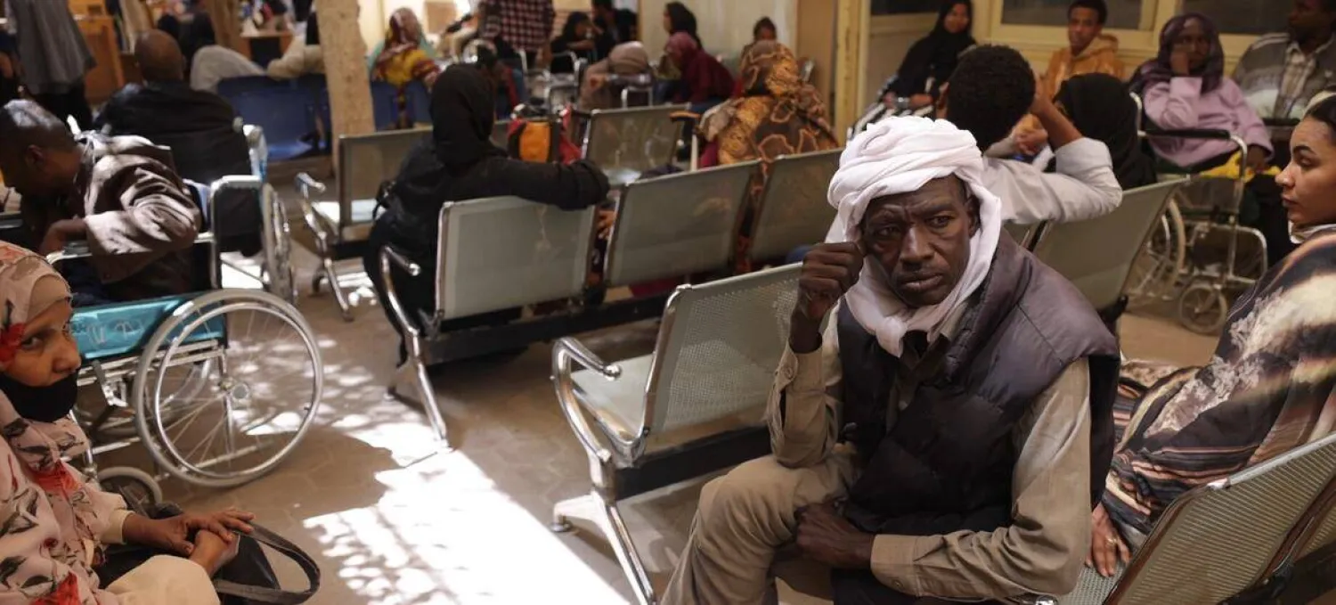 لاجئون سودانيون ينتظرون داخل مركز تسجيل تابع للمفوضية السامية للأمم المتحدة لشؤون اللاجئين (موقع مفوضية اللاجئين)