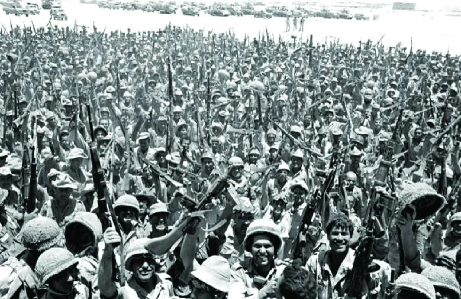 جنود إسرائيليون يحتفلون خلال حرب الأيام الستة عام 1967 (رويترز)