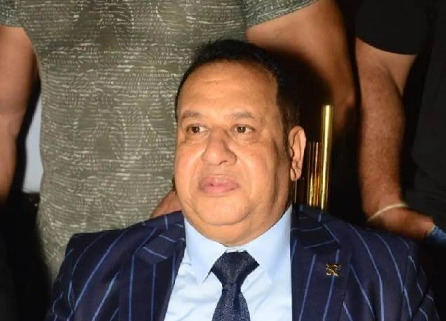 صبري نخنوخ وخلفه حراس شخصيون (صفحته على فيسبوك)