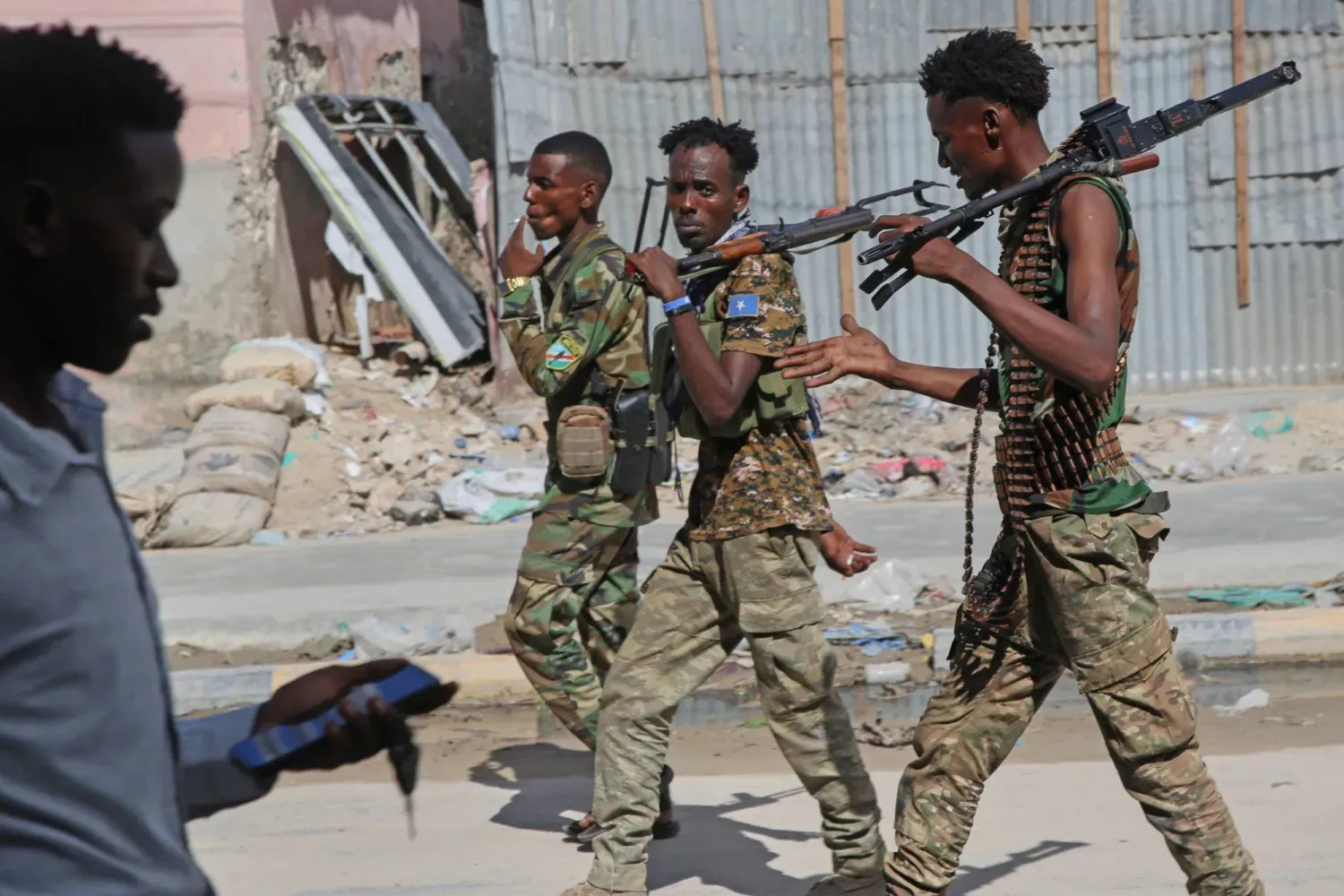 Somali askerleri başkent Mogadişu'da devriye geziyor (AP)