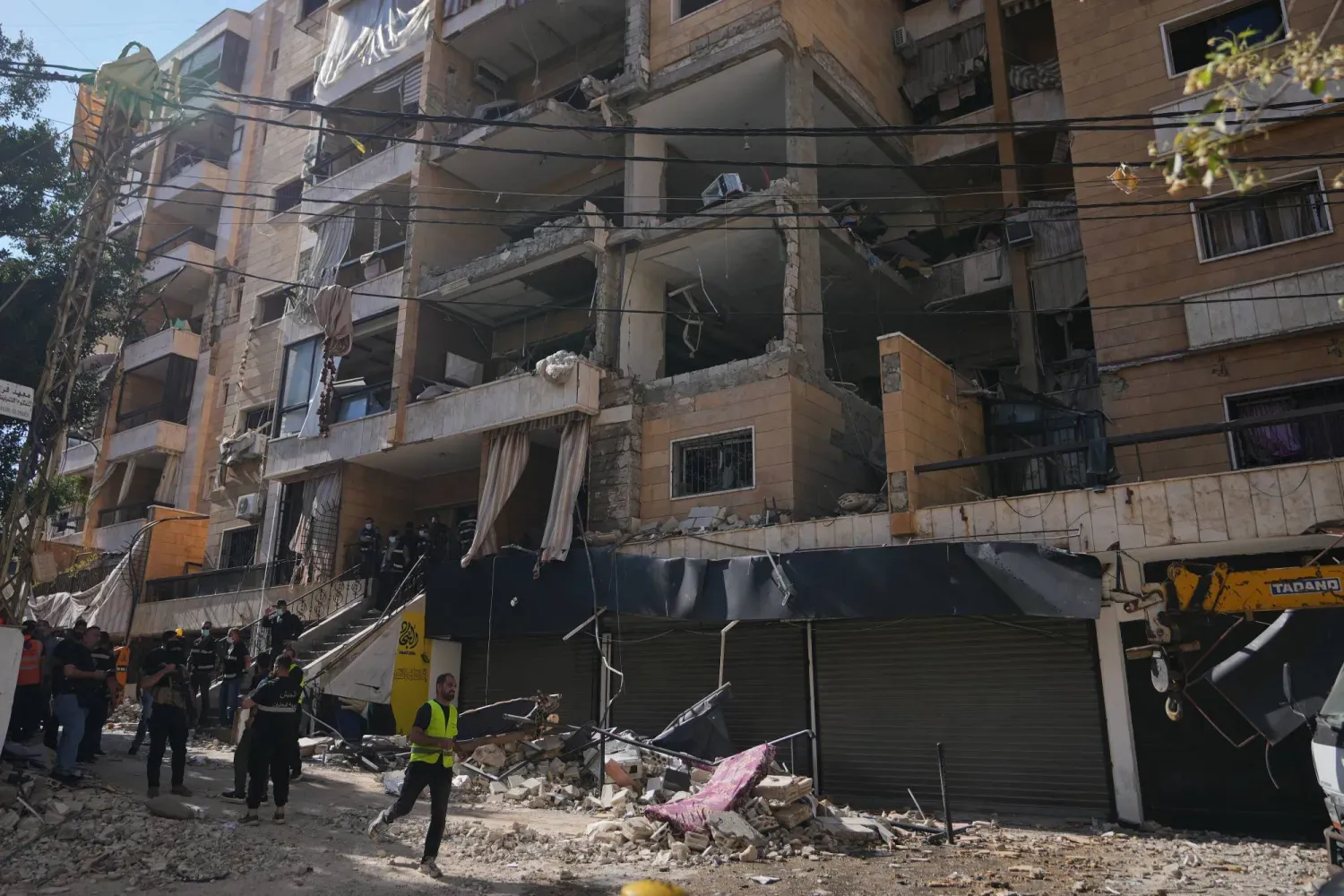 Beyrut'un güney banliyölerinde İsrail bombardımanının hedef aldığı bölgede sivil savunma personeli (AP)