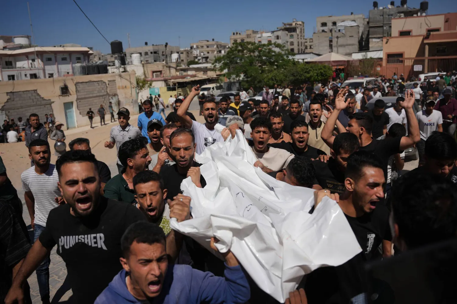 فلسطينيون يشيعون جثمان أحد ضحايا غارة جوية إسرائيلية في خان يونس جنوب غزة الأحد (أ.ب)