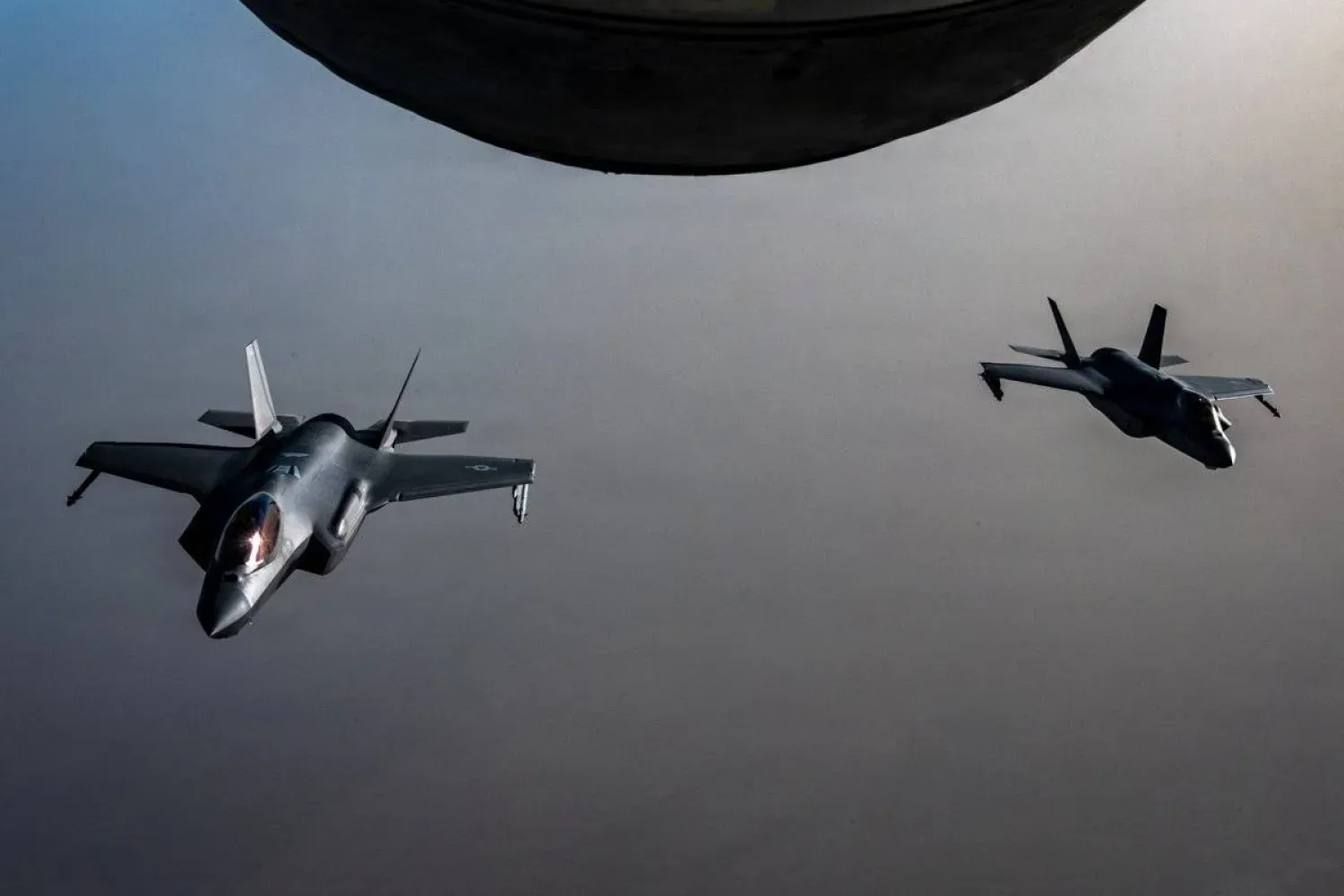ABD Hava Kuvvetlerine ait iki F-35A hayalet savaş uçağı, hava devriyesi sırasında Ortadoğu üzerinde uçuyor (CENTCOM)