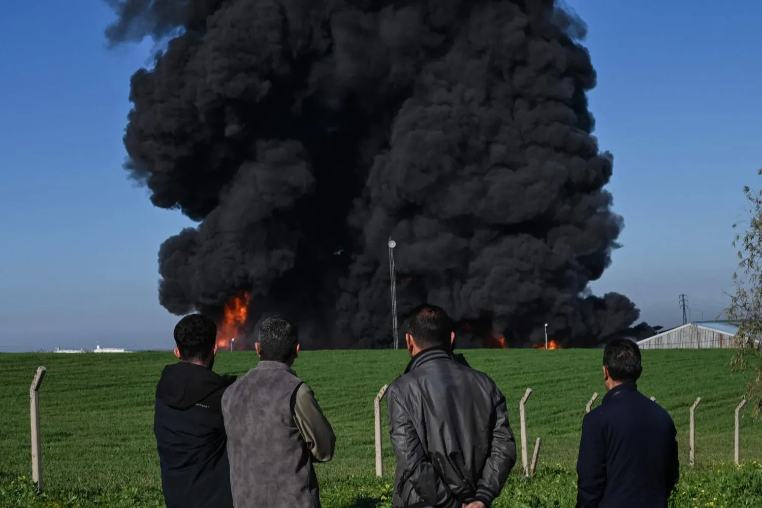 Irak Kürdistan'ının başkenti Erbil'in dışındaki bir petrol deposundan yükselen dumanı izleyen Iraklılar, (Arşiv-AFP)