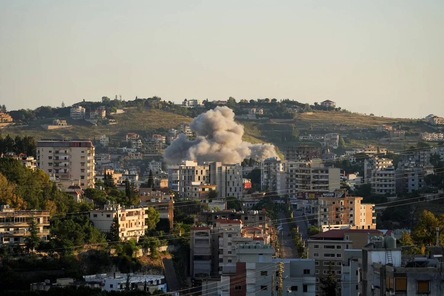 İsrail'in Lübnan'ın güneyindeki Nabatiye kentine düzenlediği hava saldırısından yükselen dumanlar (Reuters)