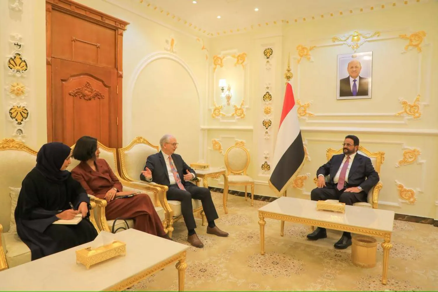 دعا اللواء سلطان العرادة المجتمع الدولي إلى مضاعفة دعمه للحكومة اليمنية لمواجهة التحديات الإنسانية والاقتصادية الراهنة (سبأ)