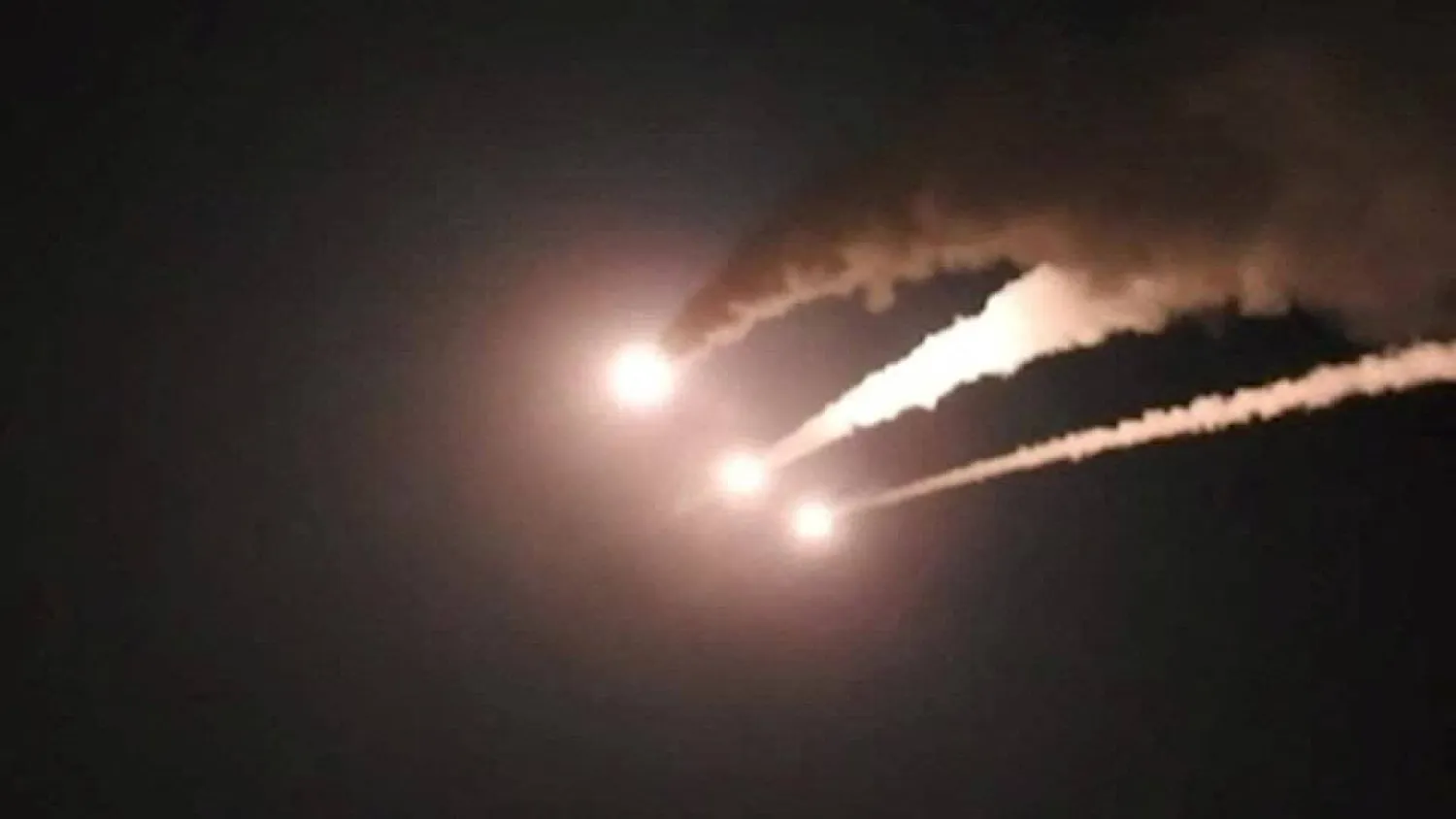 إيران تطلق صواريخ باتجاه إسرائيل في موقع غير معروف في صورة ثابتة مأخوذة من مقطع فيديو نُشر 7 يونيو (رويترز)