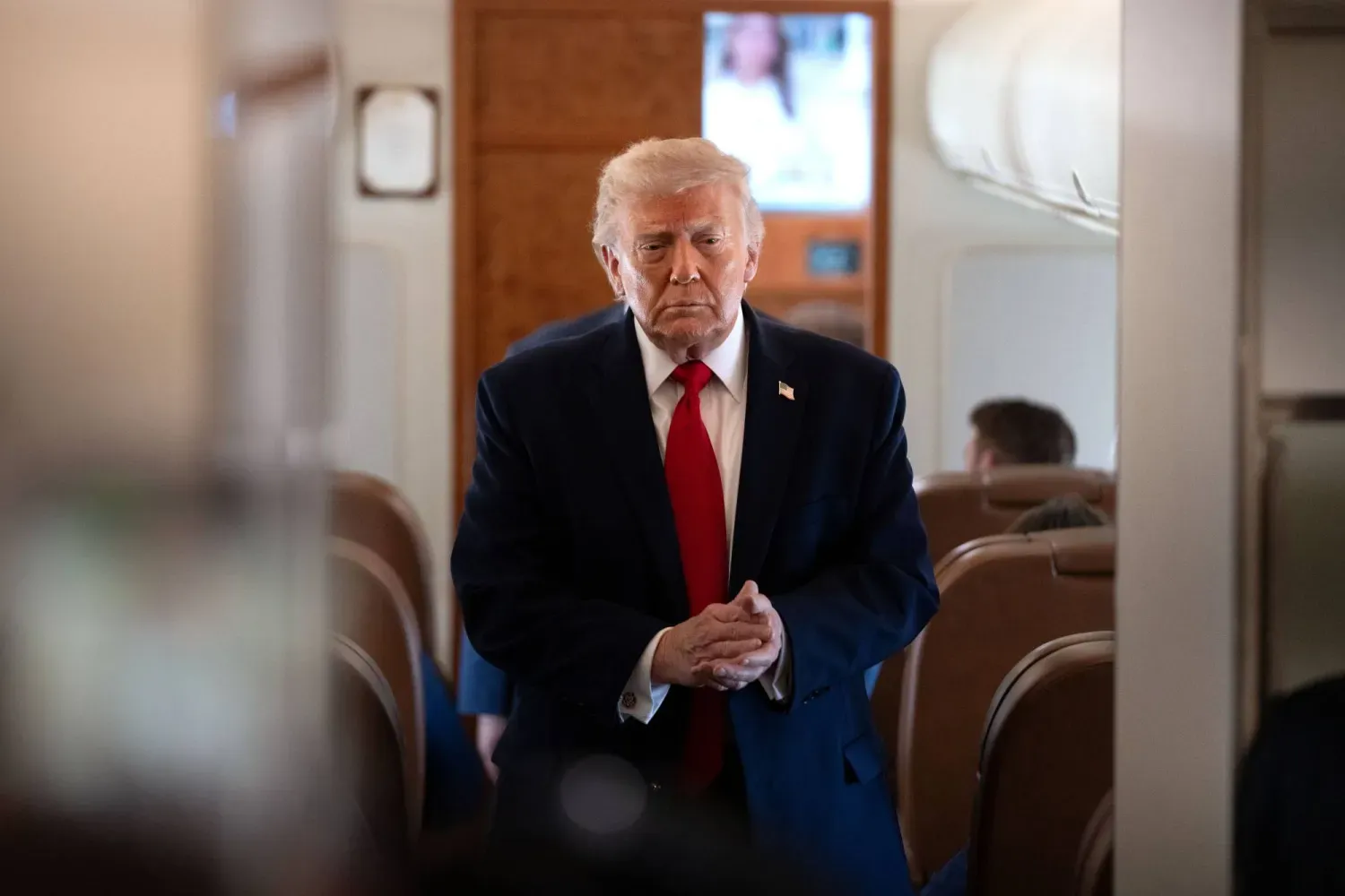 ABD Başkanı Donald Trump, 5 Haziran 2026 Cuma günü, Maryland eyaletindeki Andrews Hava Üssü’nden Wisconsin eyaletine yapılan uçuş sırasında Air Force One’da gazetecilerle konuşuyor. (AP)