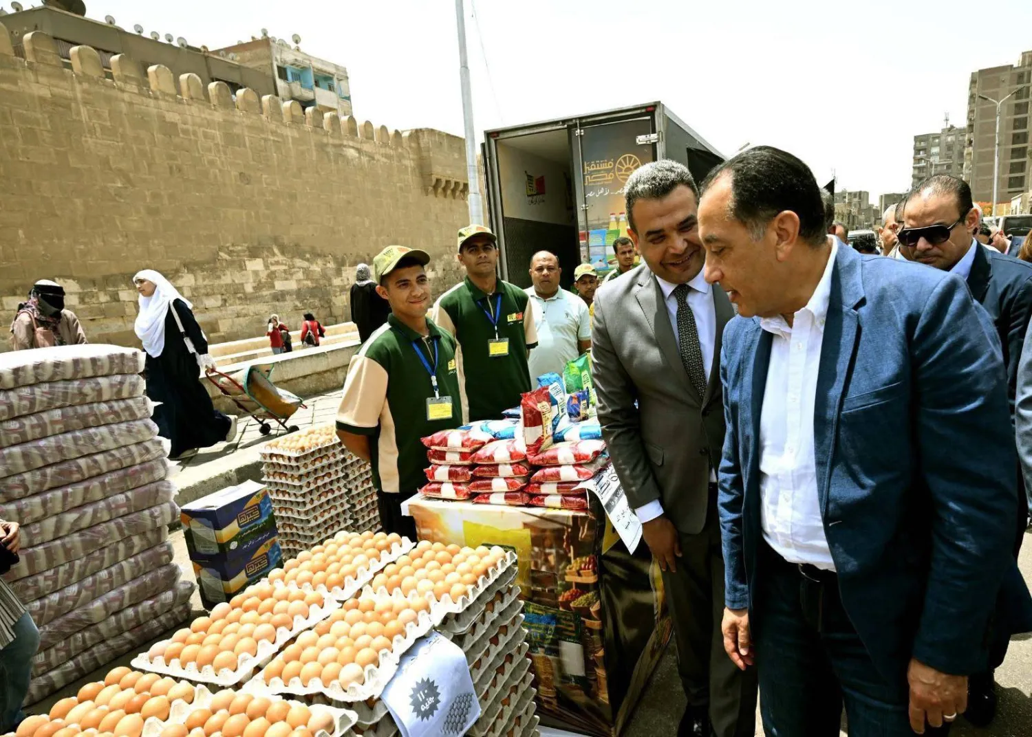 رئيس الوزراء مصطفى مدبولي أثناء تفقد أحد منافذ بيع السلع المدعمة الشهر الماضي (صفحة وزارة التموين على فيسبوك)
