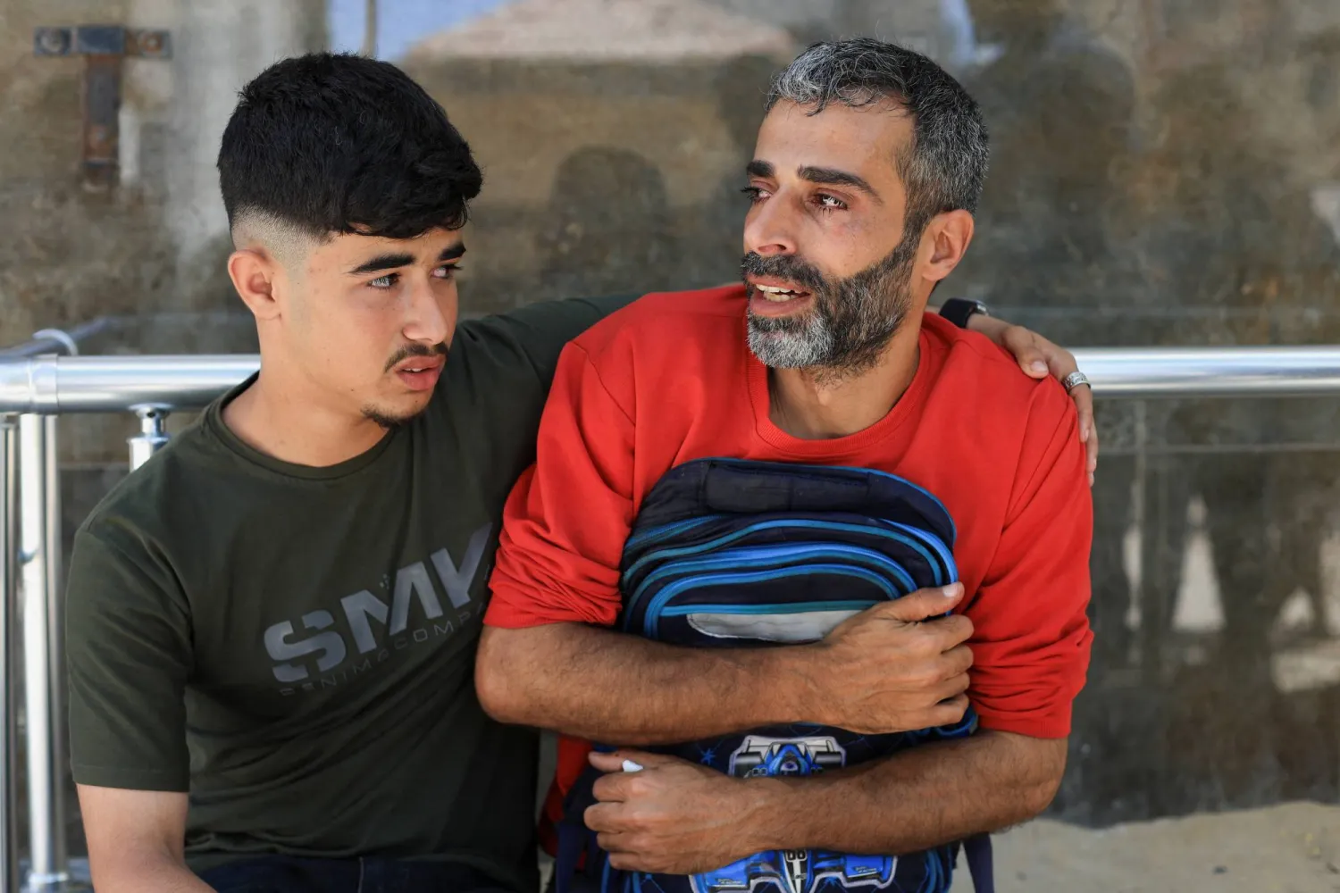 الفلسطيني يوسف سلمان يحمل الحقيبة المدرسية لابنه جاد (8 سنوات) بعد مقتله في غارة إسرائيلية على مخيم جباليا للاجئين بمدينة غزة الاثنين (رويترز)