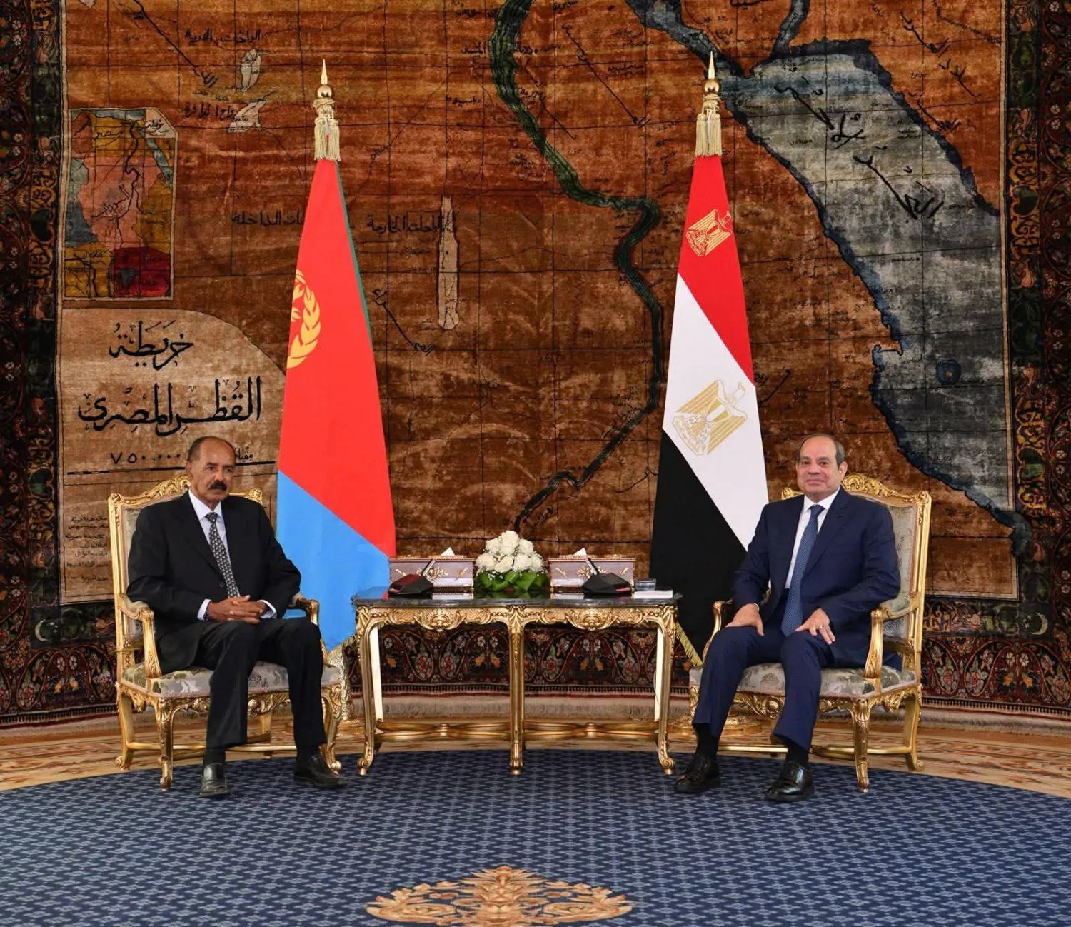 الرئيس المصري عبد الفتاح السيسي مستقبلاً نظيره الإريتري في القاهرة يوم الاثنين (الرئاسة المصرية)