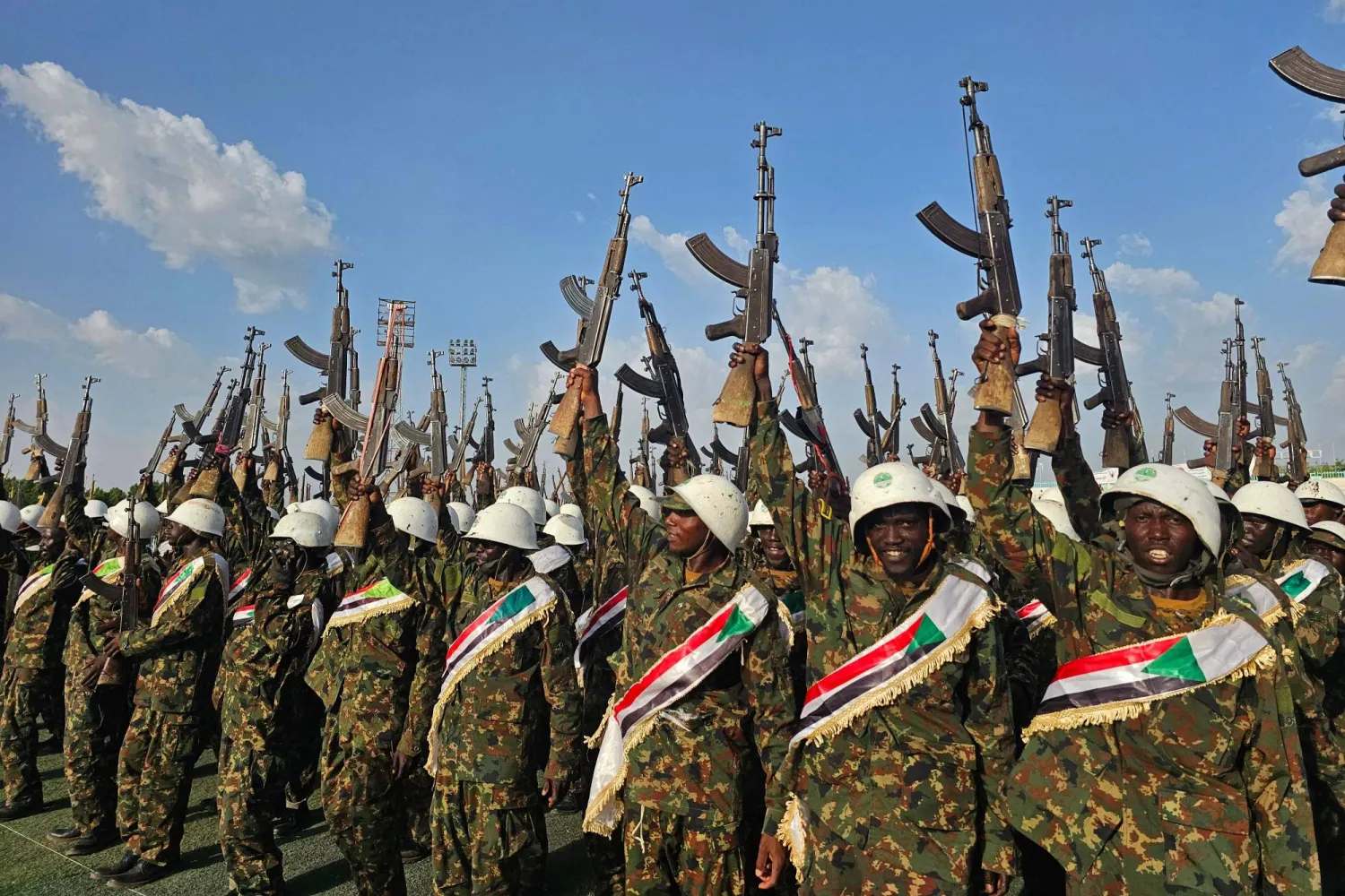 عناصر من «المقاومة الشعبية السودانية المسلحة» الموالية للجيش خلال عرض عسكري في ولاية القضارف شرق السودان يوم 20 مايو 2026 (أ.ف.ب)