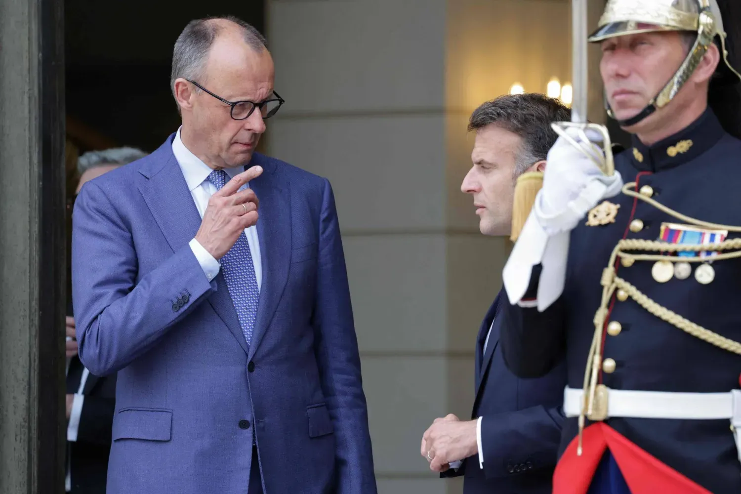 Macron ve Mertz, 17 Nisan'da Paris'te düzenlenen Hürmüz Boğazı'nın güvenliğinin sağlanmasına ilişkin zirvenin oturum aralarında (AFP)