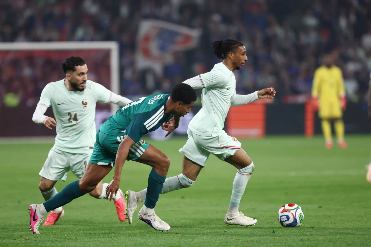 ميكايل أوليسيه قاد فرنسا للفوز على إيرلندا الشمالية (أ.ف.ب)