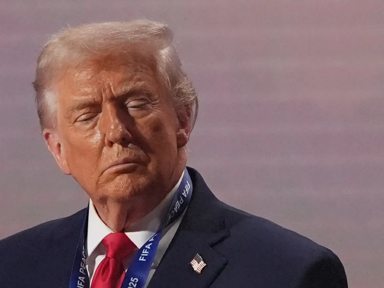ABD Başkanı Donald Trump'ın Washington, DC.'de FIFA Barış Ödülü'nün yanında dururken çekilmiş fotoğraf, (Arşiv- AP)