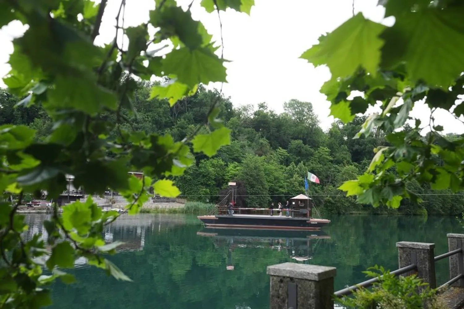  Commuters board the “Da Vinci Ferry,” a hand-operated ferry of a type sketched by Leonardo da Vinci in the 15th century, on the Adda River between the provinces of Lecco and Bergamo, in Imbersago, Italy, Thursday, June 4, 2026. (AP) 
