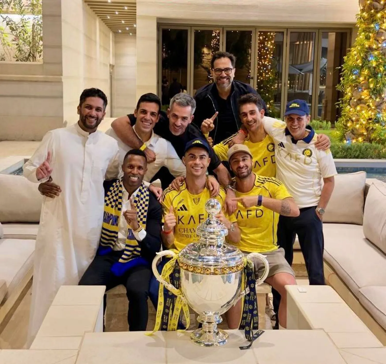 محمد الخريجي ورونالدو يحتفلان مع مسؤولي النصر بلقب الدوري السعودي (حساب الخريجي على إكس)