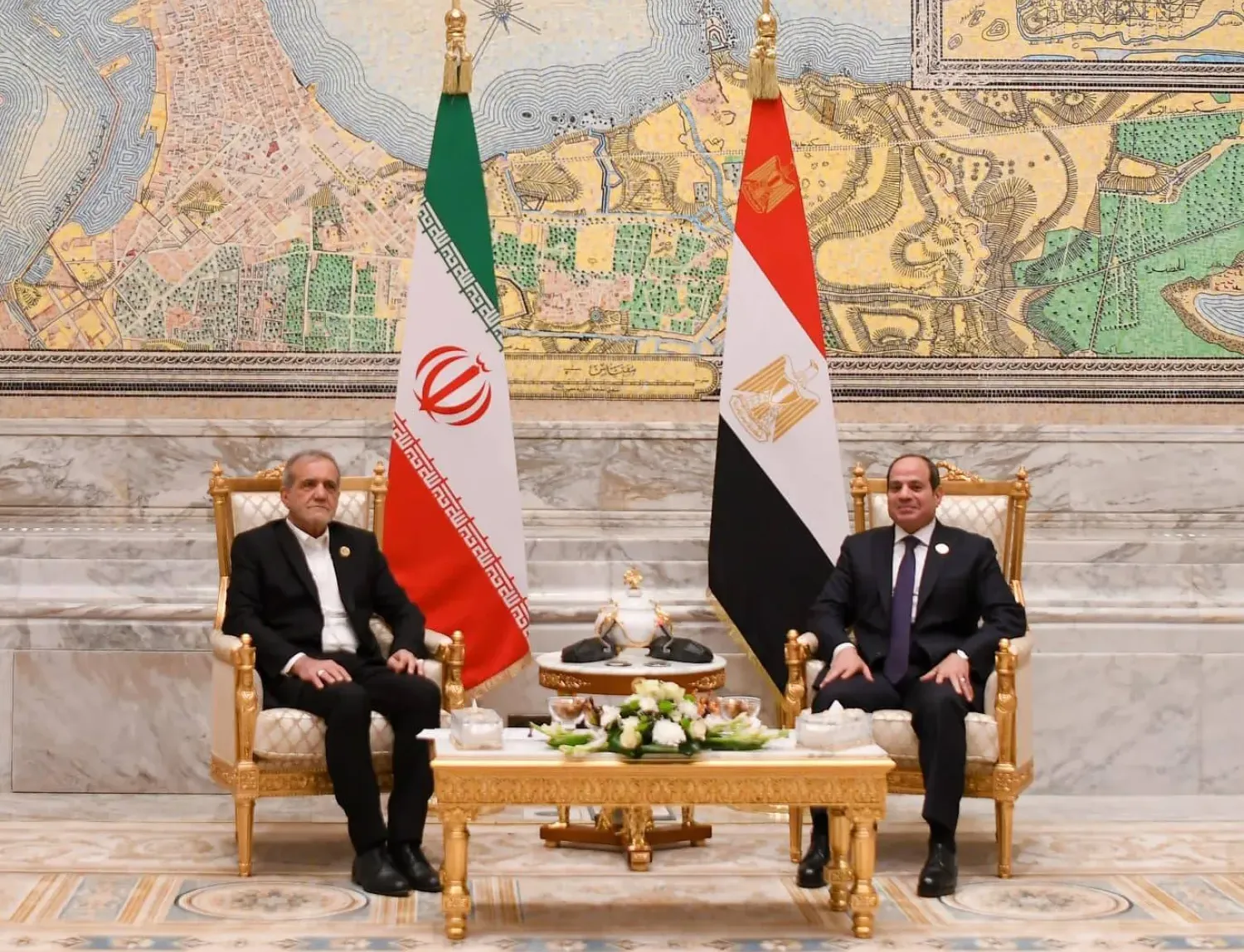 الرئيس المصري عبد الفتاح السيسي خلال لقائه نظيره الإيراني في القاهرة ديسمبر 2024 (الرئاسة المصرية)