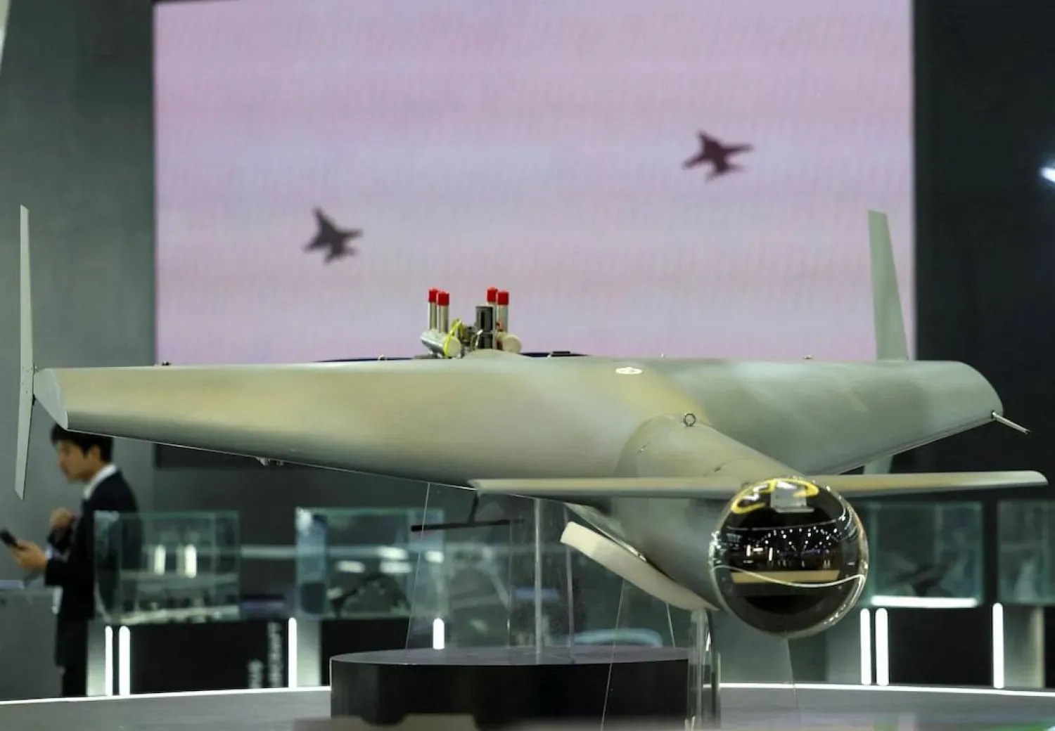  EDEX fuarında sergilenen, Amstone Uluslararası Grubu tarafından üretilen Mısır yapımı Cabbar 150 İHA’sı, 3 Aralık 2025 (Reuters)