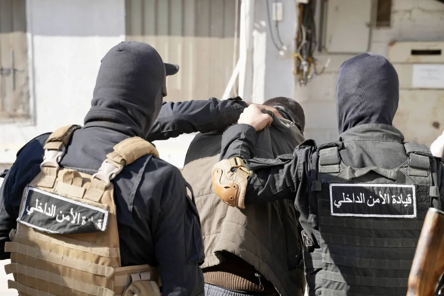 DEAŞ üyesi olmakla suçlanan bir şüpheli, 26 Şubat’ta Deyrizor’da düzenlenen bir güvenlik operasyonunda yakalandı. (Suriye İçişleri Bakanlığı)