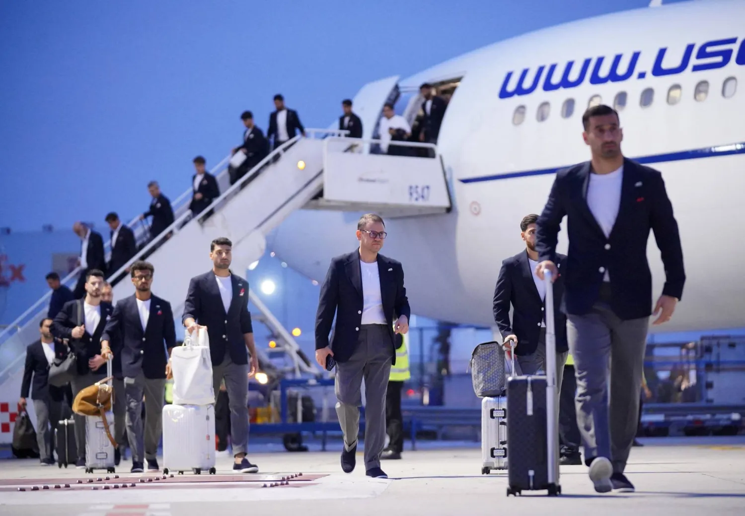 منتخب إيران لكرة القدم عند وصوله إلى تيخوانا (رويترز)