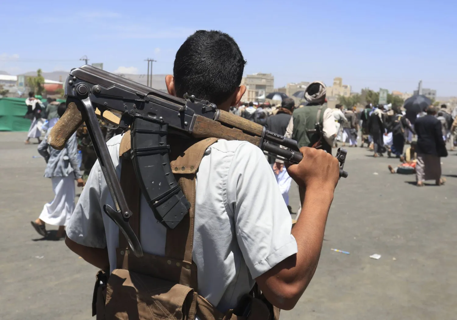 مسلح حوثي في صنعاء خلال حشد لمناسبة ما تسميه الجماعة «يوم الولاية» (إ.ب.أ)