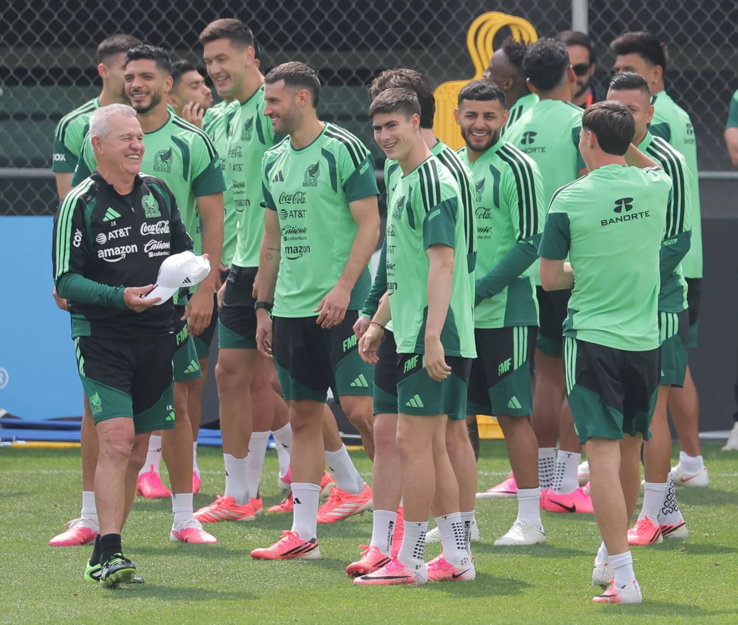 لاعبو منتخب المكسيك يستعدون بجدية لافتتاح المونديال (إ.ب.أ)