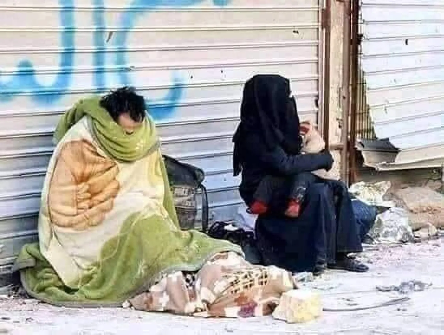 عائلة يمنية مشردة بعد توقف مصدر دخل العائل (إكس)