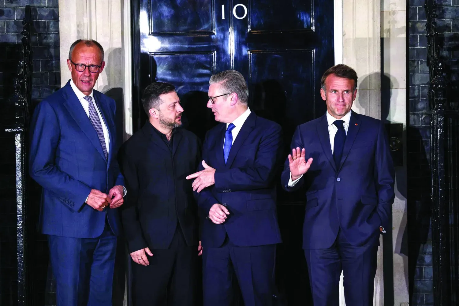 Fransa, İngiltere, Ukrayna ve Almanya liderleri pazar günü Londra'daki 10 Downing Street'in girişinde (AFP)