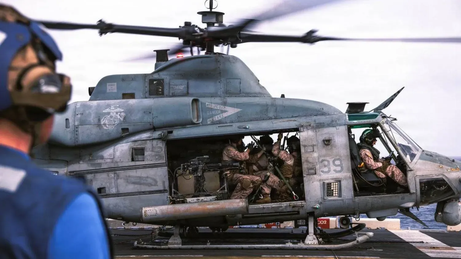 ABD Deniz Piyadeleri'nin 31. Sefer Birliği, bölge sularında seyrederken havadan keskin nişancılık ve yakın hava desteği eğitimi sırasında USS Tripoli gemisinde bulunan bir UH-1Y Venom helikopterine biniyor (CENTCOM)