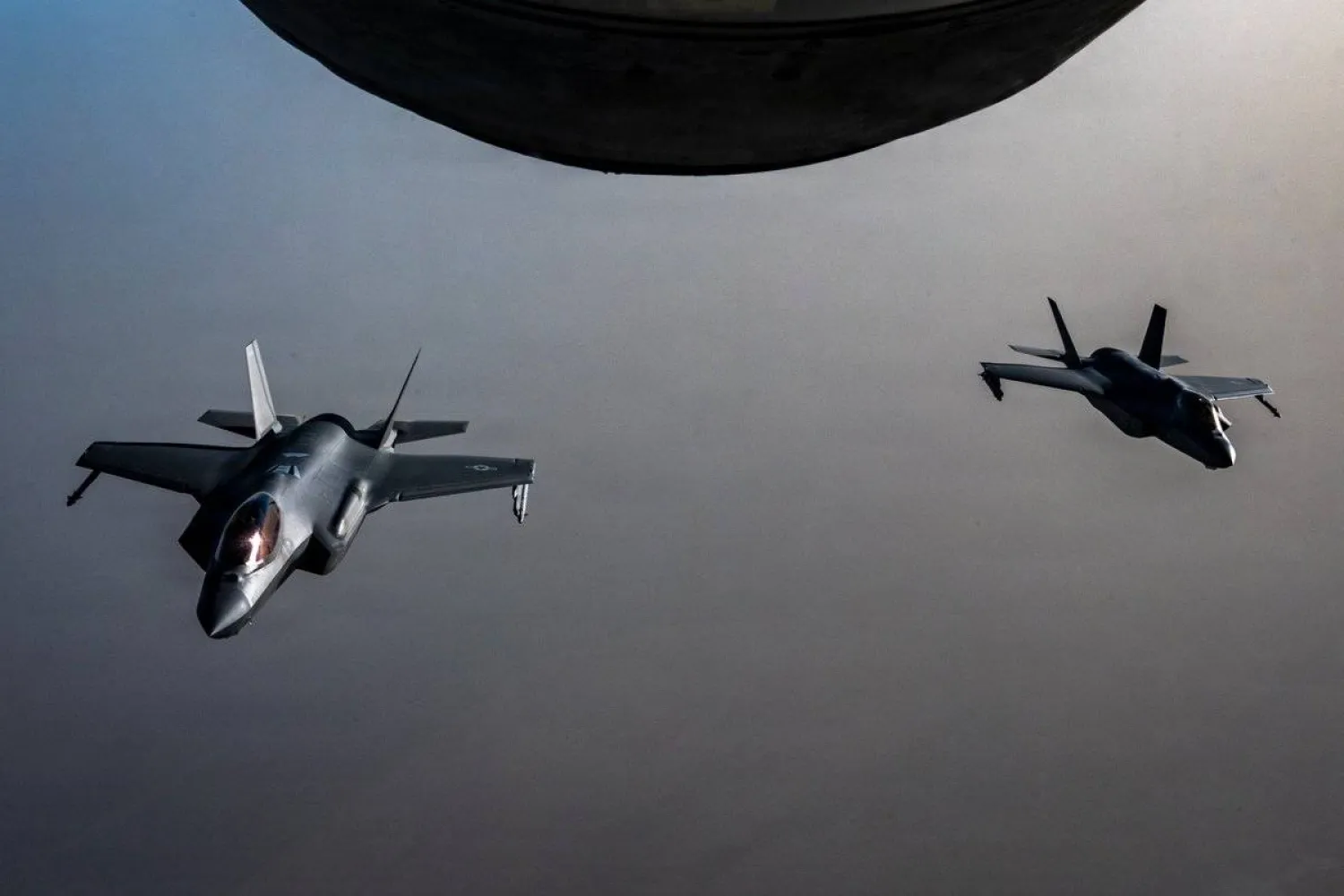 مقاتلتان من طراز الشبح F-35A تابعتان للقوات الجوية الأميركية أثناء تحليقهما في أجواء الشرق الأوسط  («سنتكوم»)