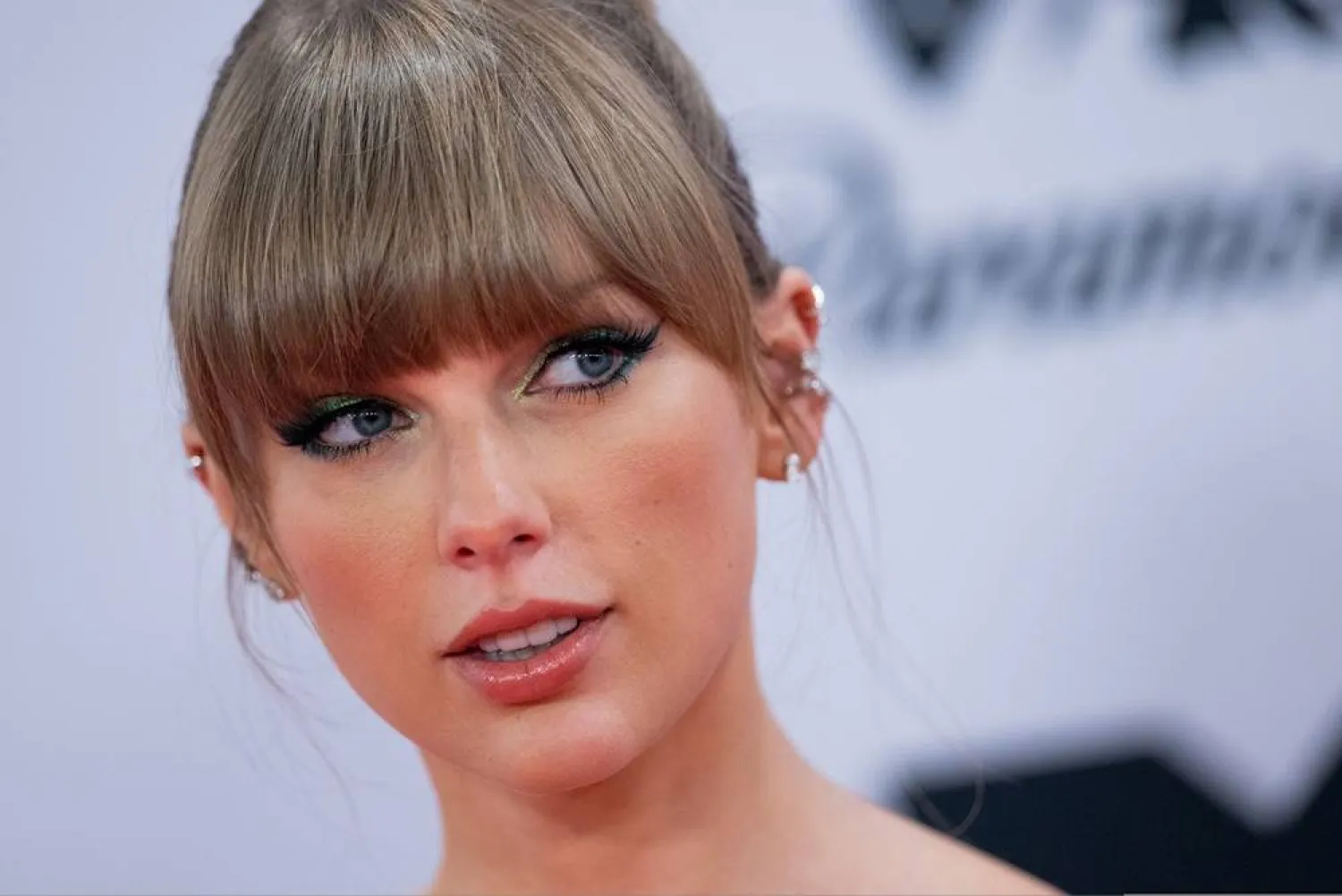 13 November 2022, North Rhine-Westphalia, Duesseldorf: American singer Taylor Swift poses on the red carpet of the MTV Europe Music Awards. (dpa)