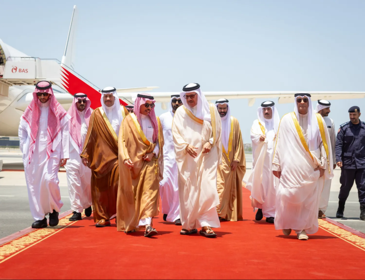 وزير الخارجية السعودي يصل إلى المنامة وفي مقدمة مستقبليه وزير خارجية البحرين (الخارجية السعودية)