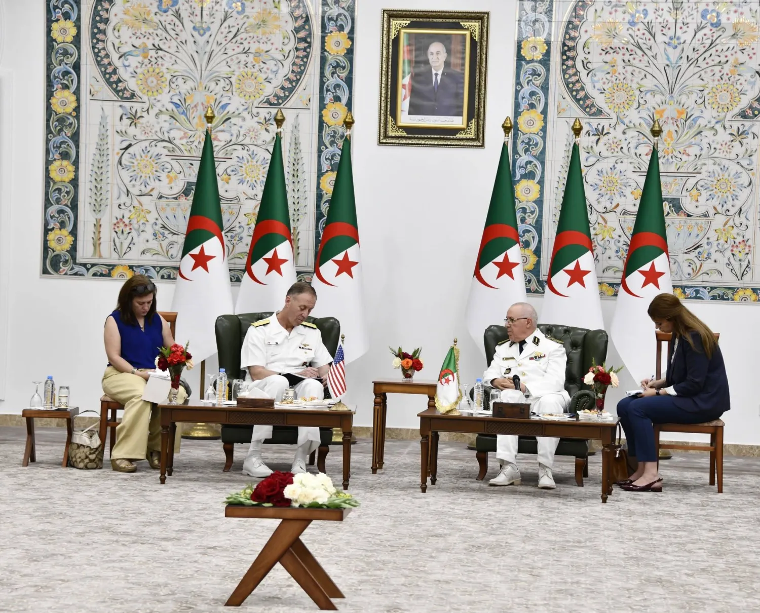 جانب من محادثات الأميرال جورد ويكوف بوزارة الدفاع الجزائرية (وزارة الدفاع)