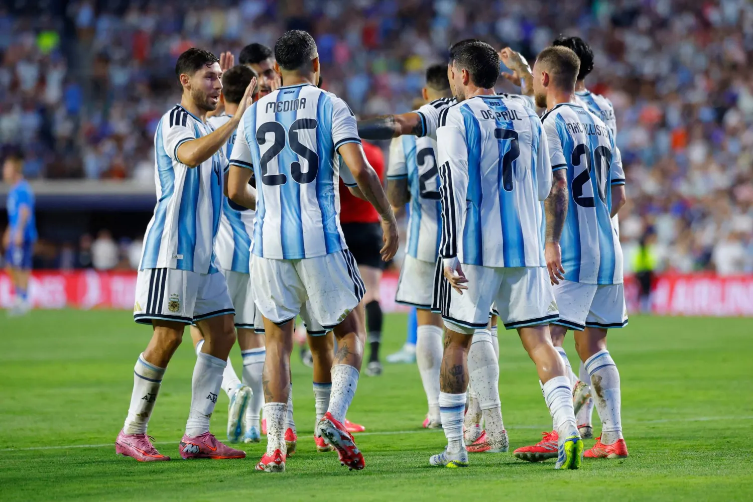 تسريب تفاصيل جوازات سفر جميع لاعبي المنتخب الأرجنتيني (أ.ف.ب)