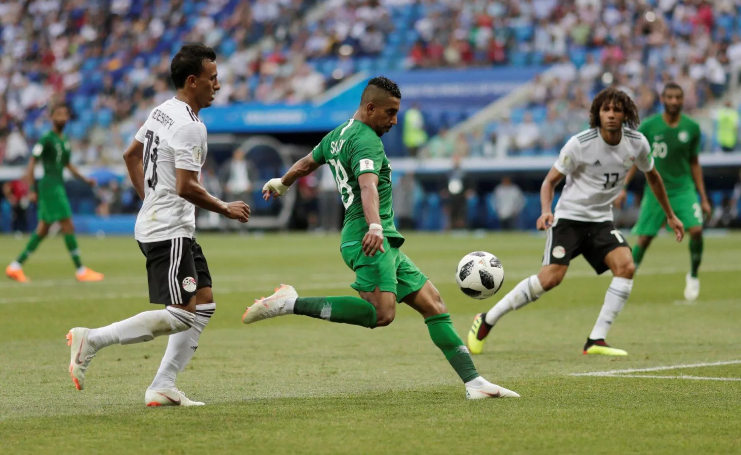 السعودية تهزم مصر 2-1 في كأس العالم 2018 (رويترز)